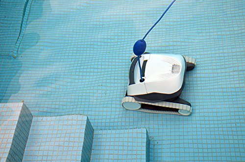 Dolphin E10 Poolroboter in einem Pool mit Stufen